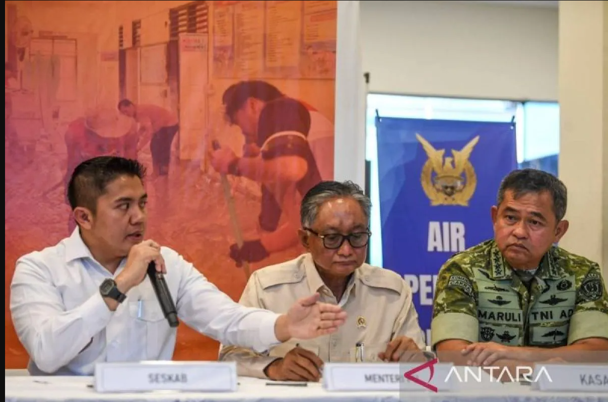 Seskab Teddy: Negara Hadir Tangani Banjir–Longsor Tanpa Tunggu Kamera